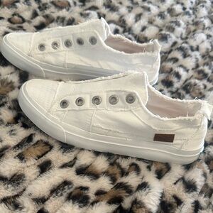 Stylish White Canvas Sneakers with Frayed Edges